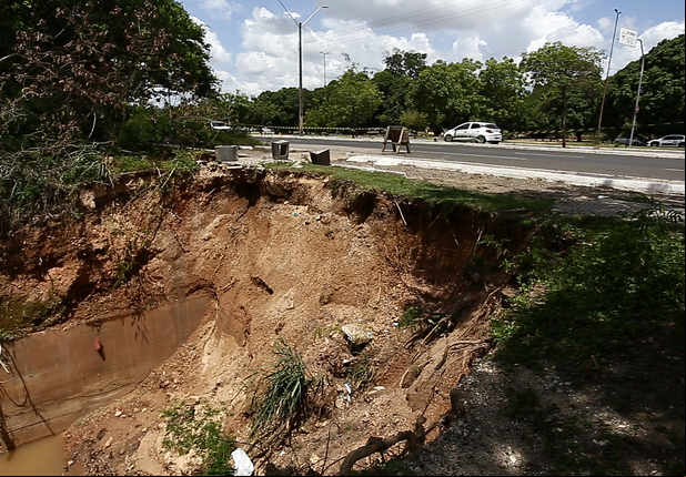 Cratera ameaça engolir trecho da Avenida Maranhão em Teresina