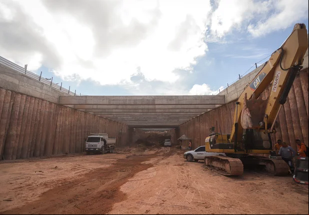 Ministro Renan Filho visita obra de rebaixamento da Avenida João XXIII