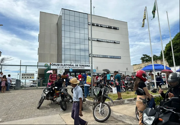 Eleitores enfrentam fila no último dia de cadastro eleitoral em Teresina