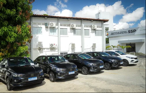 Chico Lucas entrega nove viaturas para as forças de segurança